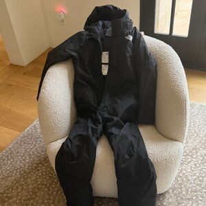 The North Face Jet Black Winter Suit for boy size 12. Good to grow suit.